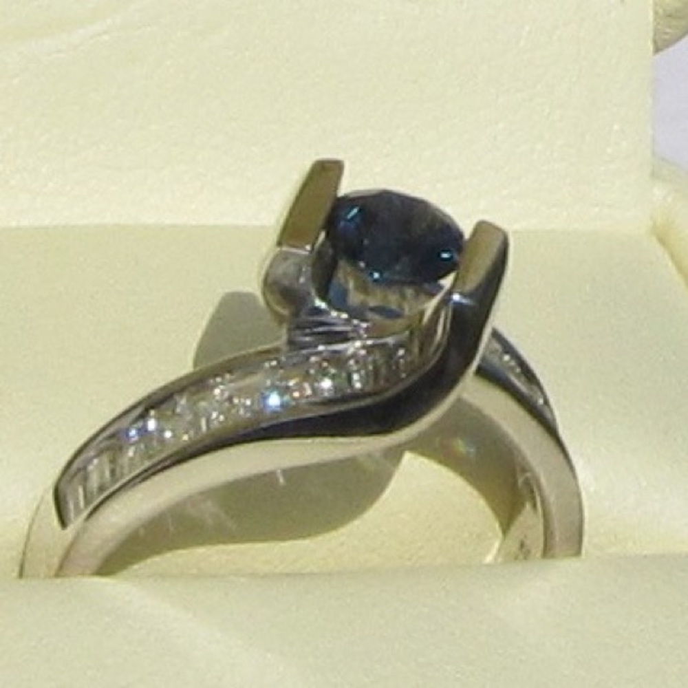 Blue sapphire and diamond baguettes ring - Picture 6 of 7